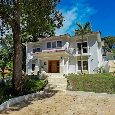 Modern 6 Bedroom Villa With Hot Tub